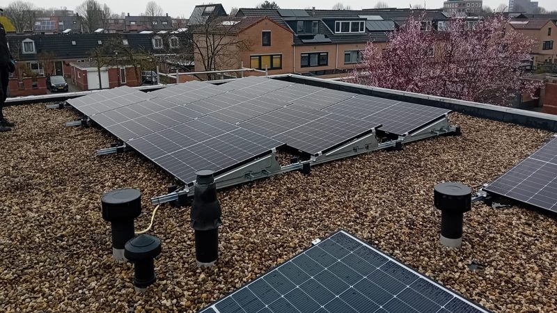 Zonnepaneleninstallatie op grinddak in Apeldoorn