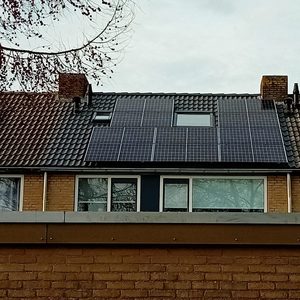 De installatie toont zonnepanelen op het dak, ontworpen voor het opwekken van hernieuwbare energie.