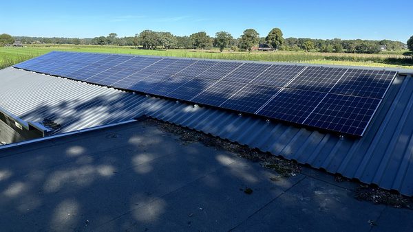 20 zonnepanelen op hellend dak in Holten