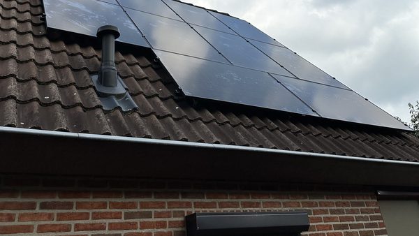 Zonnepaneleninstallatie op hellend dak in Ugchelen