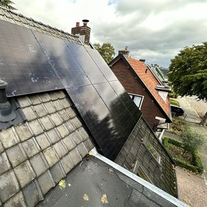 Deze installatie toont zonnepanelen die zijn bevestigd op een hellend dak. Het systeem is ontworpen voor het opwekken van zonne-energie.