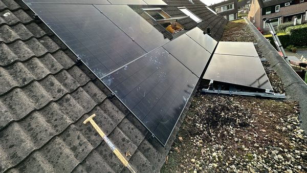 Zonnepanelen op hellend dak in Apeldoorn