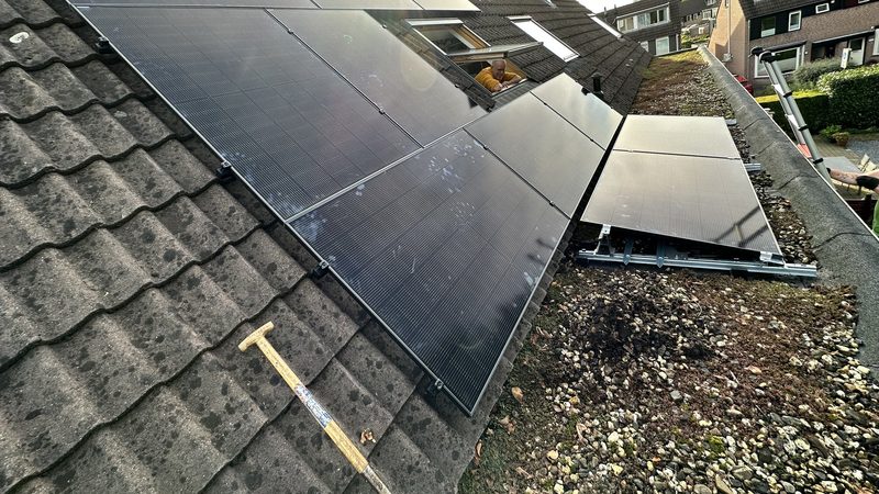Zonnepanelen op hellend dak in Apeldoorn