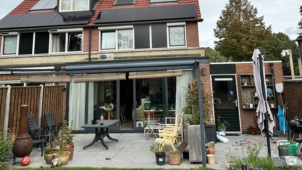 All Black zonnepanelen installatie in Apeldoorn