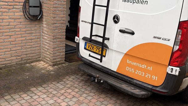 Energiezuinige laadpaal met zonne-energie in Apeldoorn