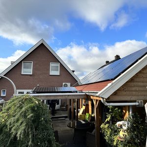 De afbeelding toont zonnepanelen op het dak van een woning, getuigend van een duurzame energieoplossing.