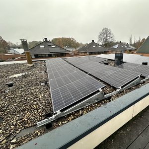 Een installatie van zonnepanelen op een plat dak, geoptimaliseerd voor maximale zonlichtabsorptie.
