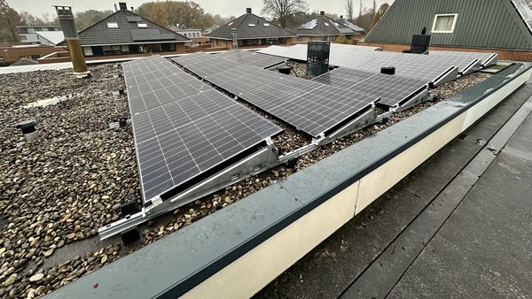 Zonnepaneleninstallatie op plat dak in Epe