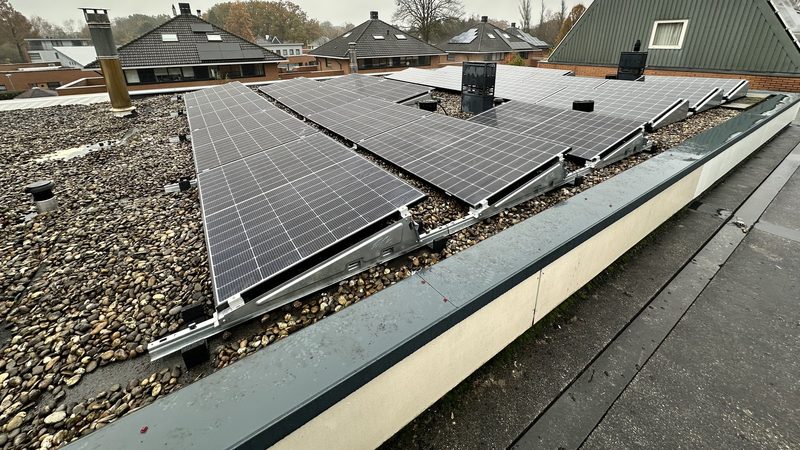 Zonnepaneleninstallatie op plat dak in Epe
