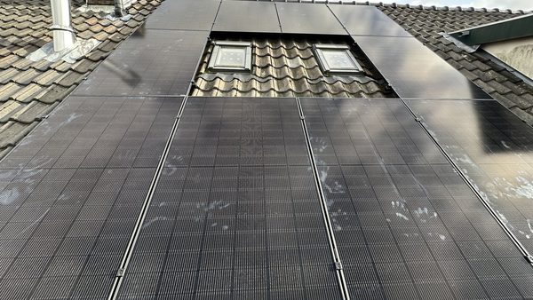 10 zonnepanelen op schuine dak in Apeldoorn
