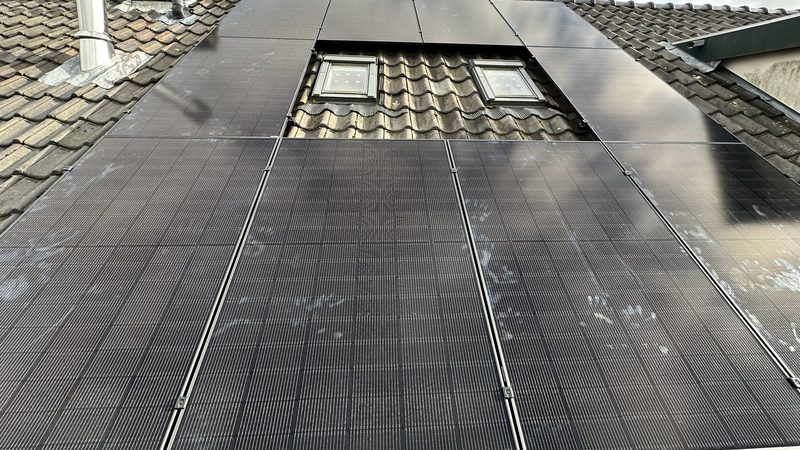 10 zonnepanelen op schuine dak in Apeldoorn