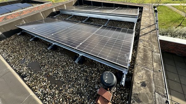 Zonnepanelen installatie op plat dak in Apeldoorn