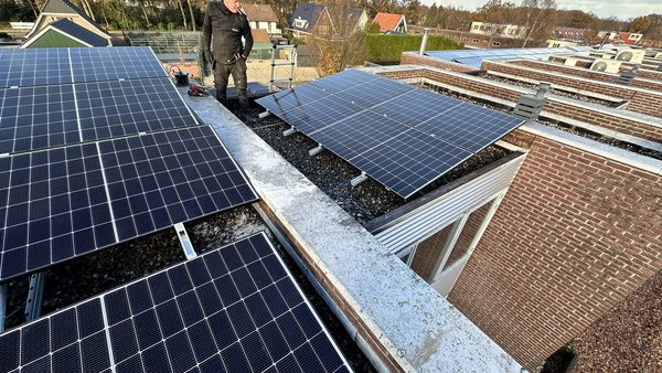 Zonnepanelen installatie op plat dak in Apeldoorn
