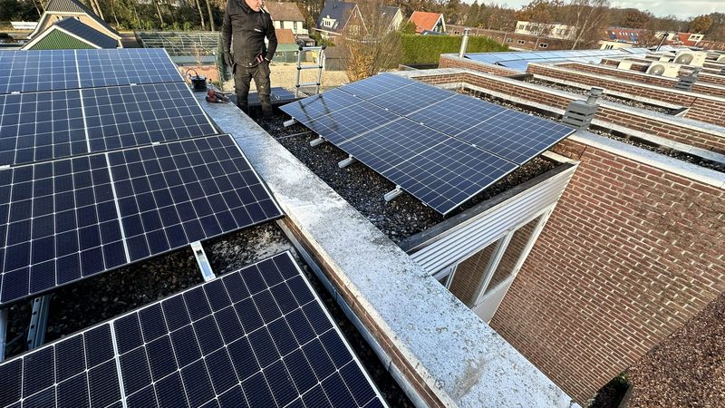 Zonnepanelen installatie op plat dak in Apeldoorn