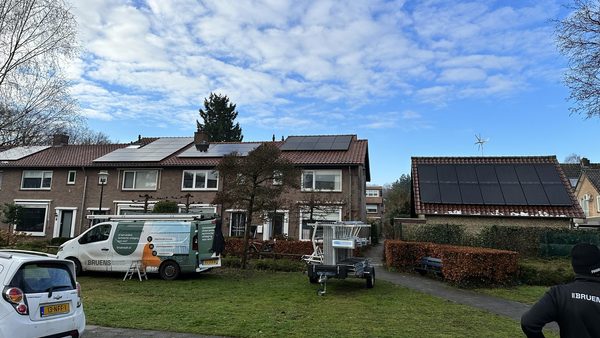 Zonnepanelenproject op daken in Apeldoorn