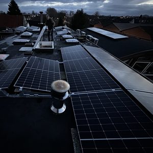 Een zonnepaneleninstallatie op een dak, waarbij meerdere panelen zijn gemonteerd voor duurzame energieoplossingen.