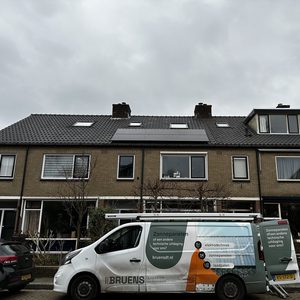 De foto toont een woning met zonnepanelen op het dak, die bijdragen aan duurzame energieoplossingen.