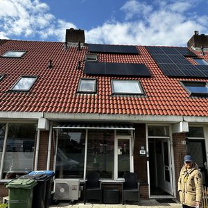 Deze installatie toont zonnepanelen op het dak van een rijtjeshuis, wat bijdraagt aan duurzame energieproductie.