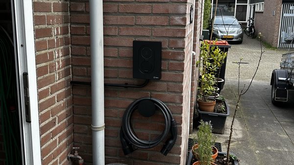 Efficiënte laadpaalinstallatie met zonne-energie in Apeldoorn