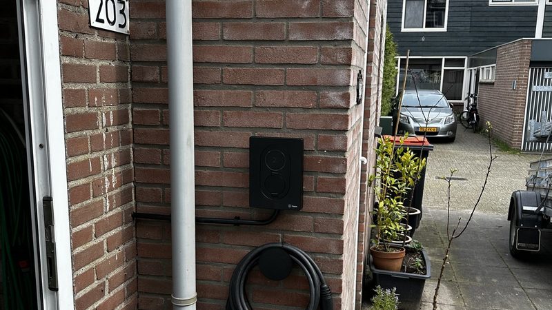 Efficiënte laadpaalinstallatie met zonne-energie in Apeldoorn