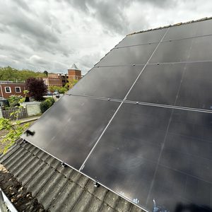 Deze installatie toont een reeks zonnepanelen op een hellend dak, efficiënt gepositioneerd voor zonne-energieoplossingen.