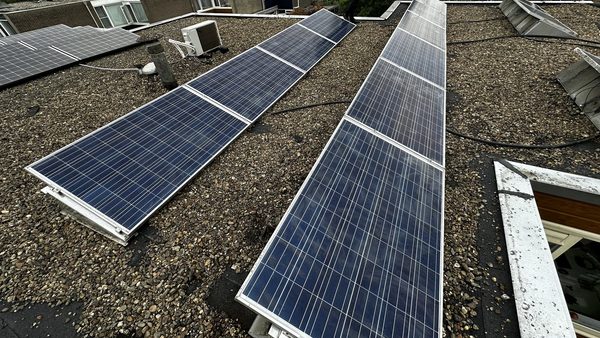 Zonnepanelen herinstallatie op plat dak in Apeldoorn