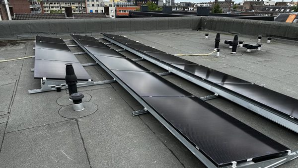 Zonnepaneleninstallatie op plat dak in Apeldoorn