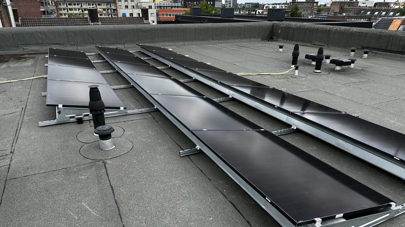 Zonnepaneleninstallatie op plat dak in Apeldoorn