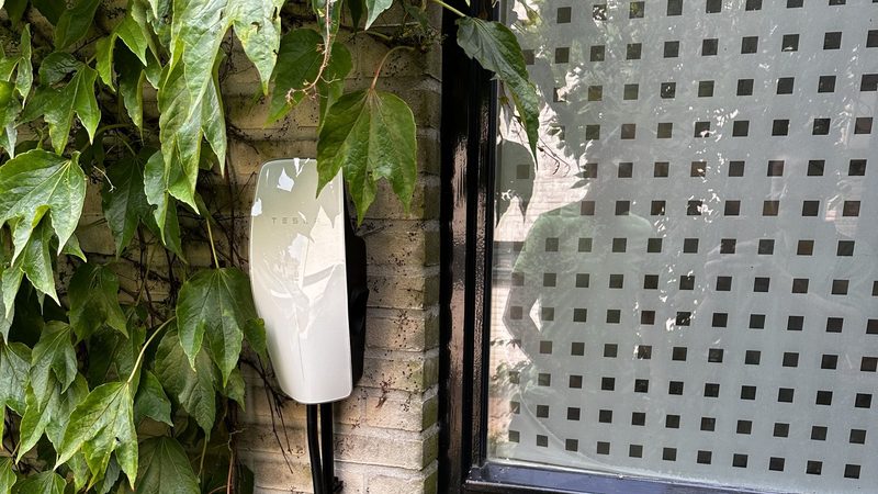 Muurgeïnstalleerde laadpaal voor EV in Apeldoorn