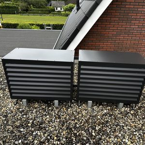 Twee zonnepanelen zijn geïnstalleerd op het dak, met een moderne afwerking en stevige ondersteuning.