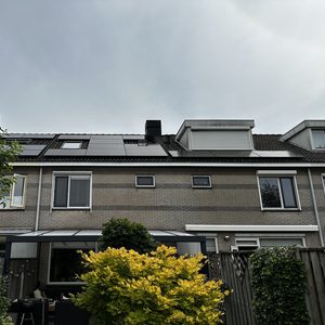 Deze installatie toont zonnepanelen op een woning, strategisch geplaatst op het dak voor optimale blootstelling aan zonlicht.