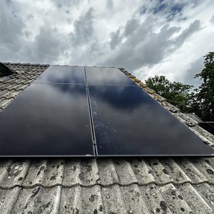 De installatie toont zonnepanelen op een hellend dak, gericht op het optimaliseren van zonne-energieopbrengst.