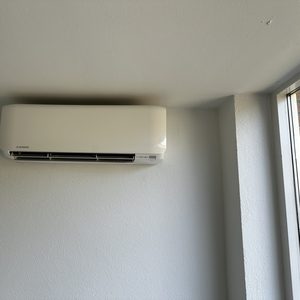 Een wandunit voor airconditioning, geïnstalleerd aan de muur, die zorgt voor klimaatbeheersing in de ruimte.