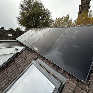 Een set zonnepanelen is geïnstalleerd op een hellend dak, gericht op het optimaliseren van zonlichtabsorptie.