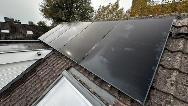 Zonnepanelen installatie op dak in Apeldoorn