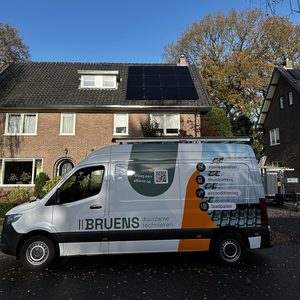 Op het dak van een woning zijn zonnepanelen geïnstalleerd voor het opwekken van duurzame energie.