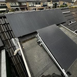 De installatie toont zonnepanelen op een hellend dak, waarbij meerdere panelen zijn bevestigd met een montagesysteem.
