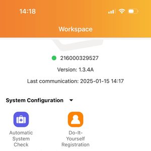 De installatie toont een gebruiksvriendelijke interface voor het beheren en configureren van een zonnestroominstallatie, inclusief systeem- en inverterinstellingen.