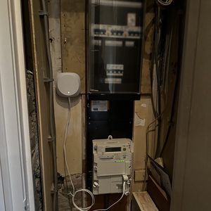 Deze installatie toont een meterkast met elektronicacomponenten voor laadpaalbeheer.