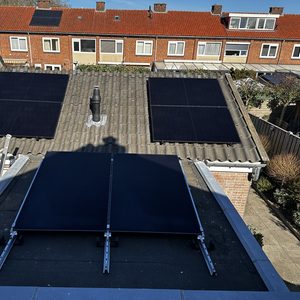 Deze installatie toont zonnepanelen die zijn geïnstalleerd op een hellend pannendak, gericht op maximale blootstelling aan zonlicht.