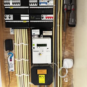 Deze afbeelding toont de elektrische meterkast met aansluitingen voor een laadpaal en zonnesystemen, inclusief veiligheidsvoorzieningen.