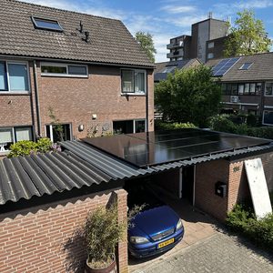 Deze installatie toont zonnepanelen die op een carport zijn geplaatst, wat bijdraagt aan duurzame energieoplossingen voor het huis.