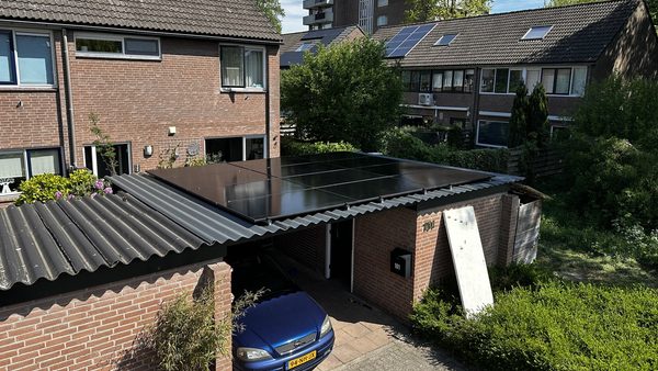 Zwarte zonnepanelen op carport in Apeldoorn