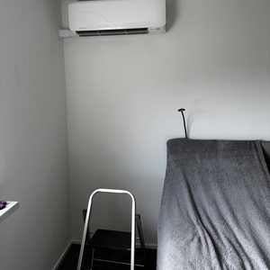 Een recent geïnstalleerde airconditioningseenheid in een kamer, duidelijk zichtbaar aan de muur.