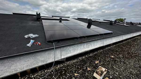 All Black zonnepanelen op plat dak in Apeldoorn