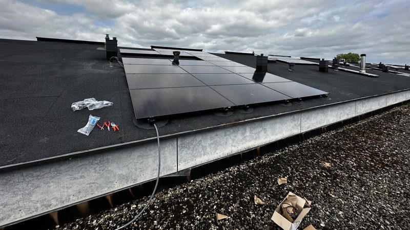 All Black zonnepanelen op plat dak in Apeldoorn
