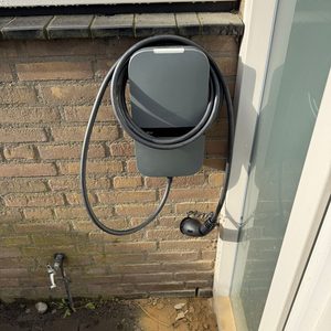 Slimme laadpaal aan gevel in Apeldoorn - Afbeelding 1