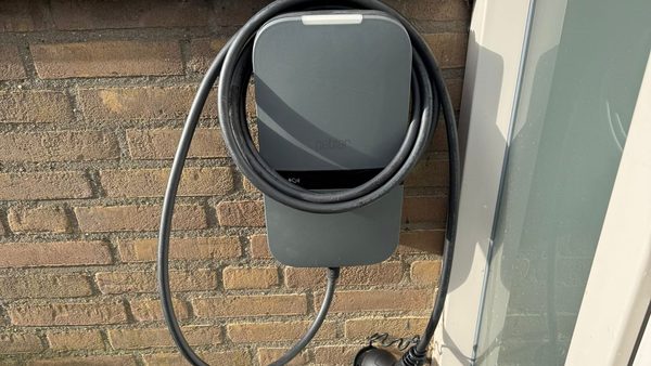 Slimme laadpaal aan gevel in Apeldoorn