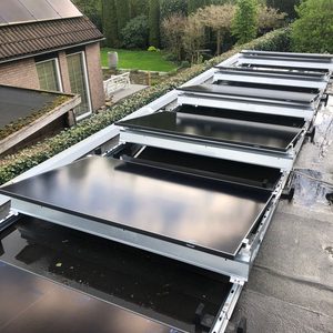 Deze installatie toont een reeks zonnepanelen die zijn bevestigd op een schuine dakoppervlakte, klaar voor gebruik.
