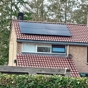 De foto toont zonnepanelen op het dak van een woning, goed zichtbaar en installatie lijkt compleet.